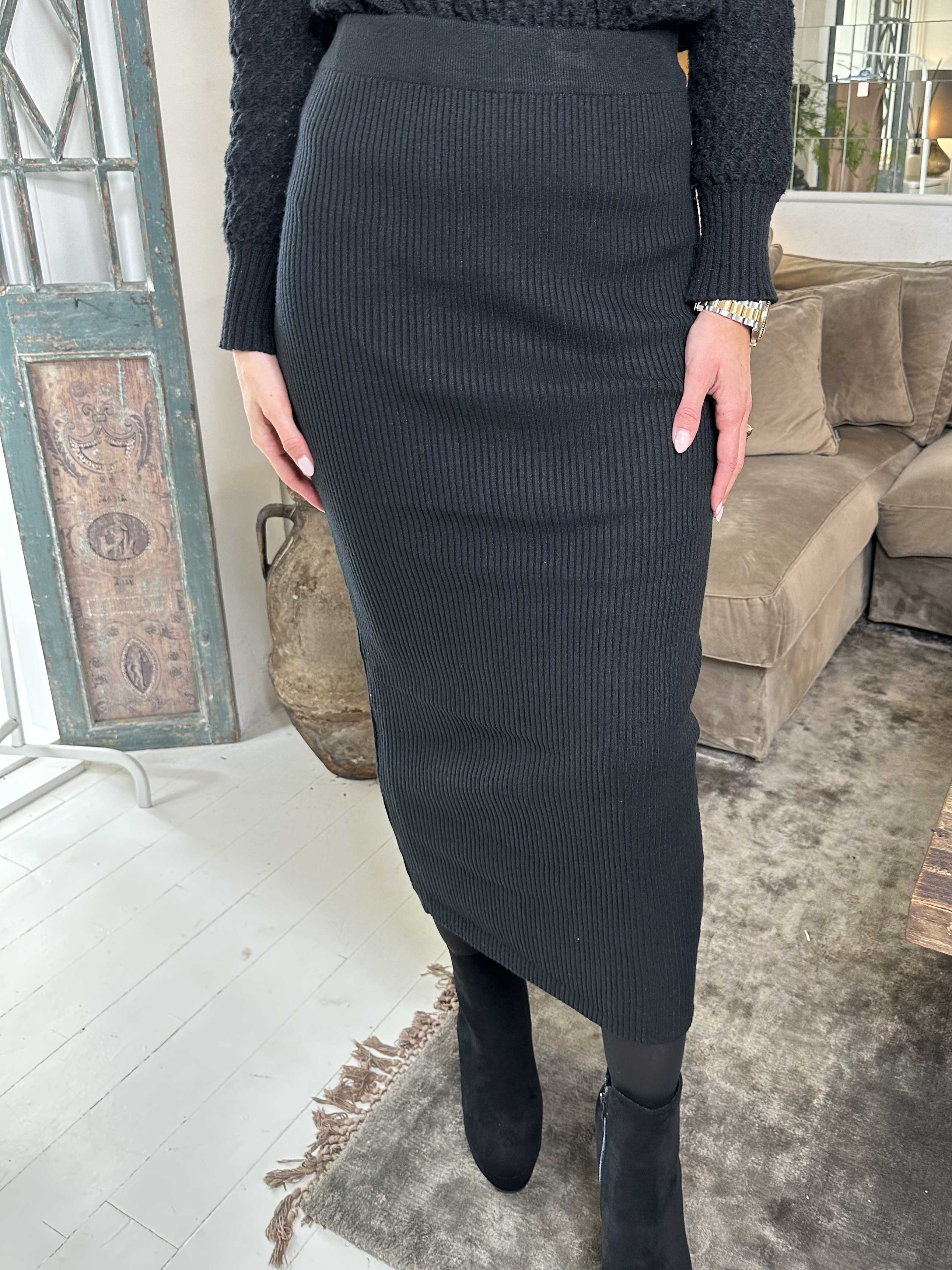 Maribel - Lang tætsiddende striknederdel